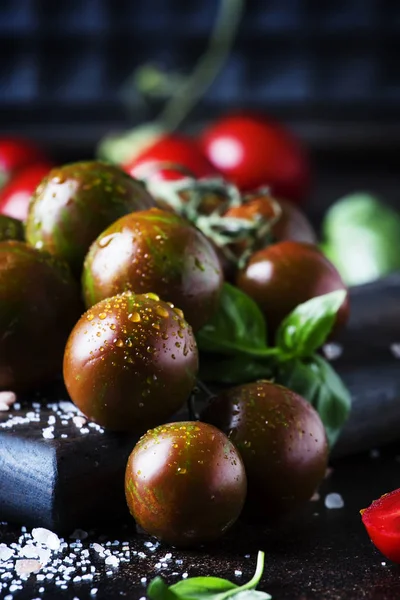 Tomates Cherry Marrones Con Sal Marina Albahaca Verde Mesa Oscura —  Fotos de Stock