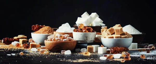 Verschiedene Zuckersorten Schalen Auf Einem Tisch Vor Dunklem Hintergrund Selektiver — Stockfoto