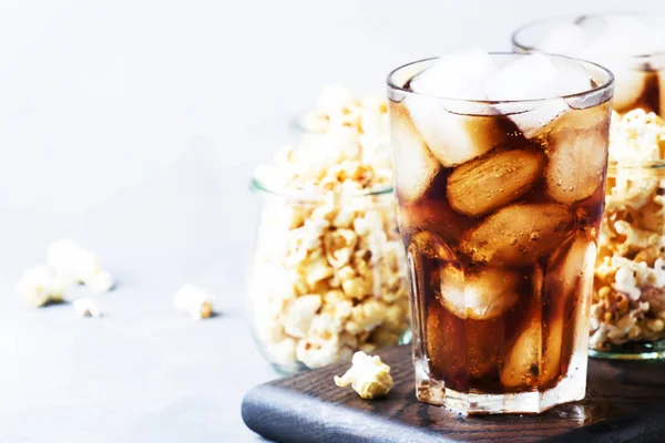 Süße Limonade Mit Eiswürfeln Und Karamell Popcorn Grauer Hintergrund Selektiver — Stockfoto