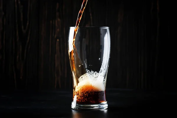 Темно Англійське Пиво Ель Або Стаут Вливають Склянку Лічильник Темних — стокове фото