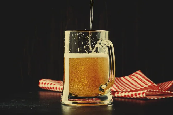 ドイツの軽いビール二杯 マグカップ バーカウンターでは 暗いに注がれるビール セレクティブ フォーカス — ストック写真