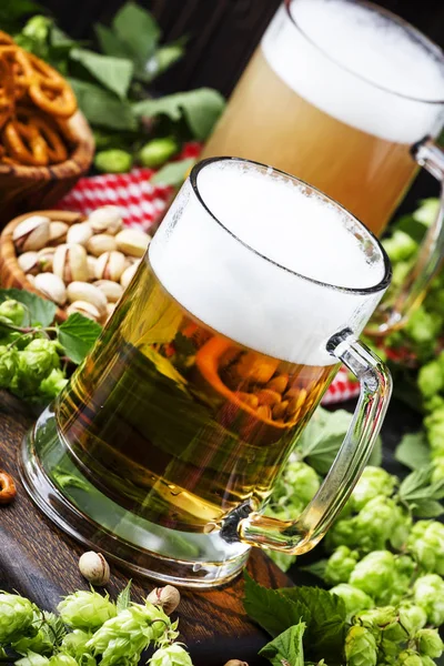 Легке Німецьке Пиво Наливається Великий Келих Свіжі Зелені Хміль Миски — стокове фото