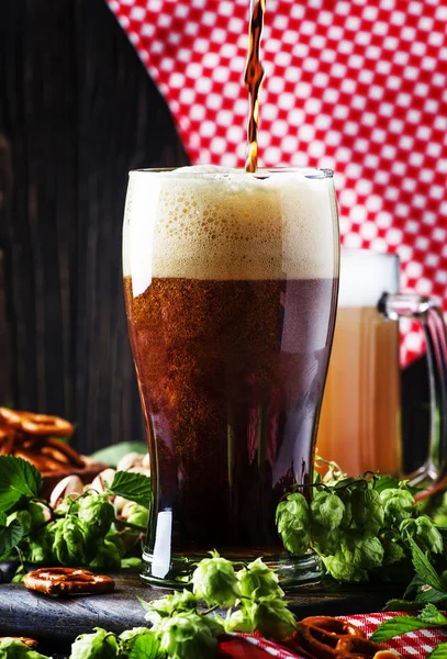 Темно Немецкое Пиво Наливают Стакан Свежий Зеленый Хмель Миски Солеными — стоковое фото