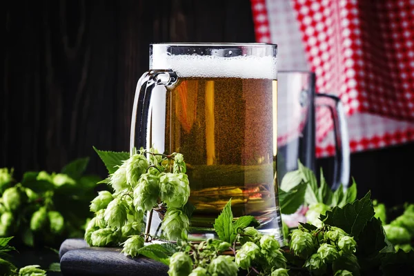 Stora Muggar Med Tyska Lättöl Och Färsk Humle Häller Glas — Stockfoto