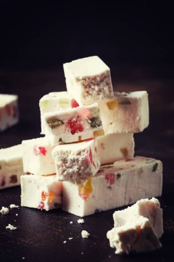 Tatlı zephyr ile birlikte marmelat, karanlık tablo, seçici odak