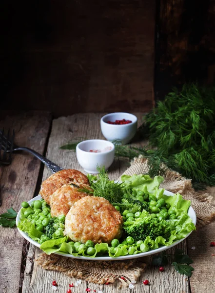 Chuletas Pescado Albóndigas Bacalao Lucio Con Una Guarnición Guisantes Verdes —  Fotos de Stock