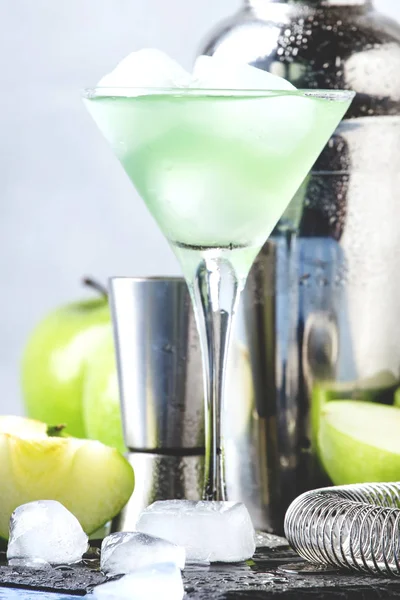 Alcohol Cocktail Apple Martini Gin Dry Vermouth Liquor Apple Ice — Stock Photo, Image