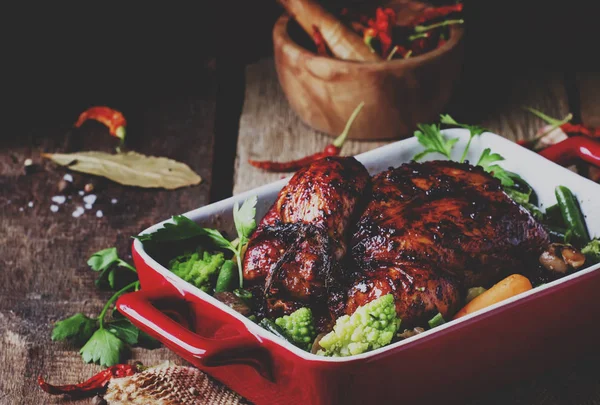 Pollo Forno Glassa Con Verdure Forma Rossa Cottura Vecchio Tavolo — Foto Stock