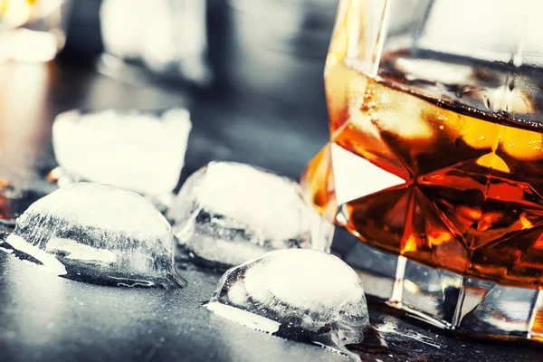 Bourbon Met Ijs Glas Grijs Bar Teller Selectieve Focus — Stockfoto
