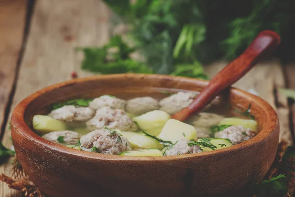 Zelfgemaakte Soep Met Turkije Meatballs Aardappelen Peterselie Houten Kom Rustieke — Stockfoto