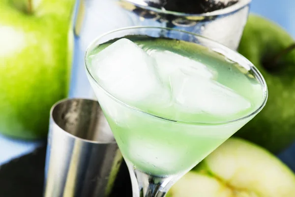 Cocktail Álcool Martini Maçã Com Gim Vermute Seco Licor Maçã — Fotografia de Stock