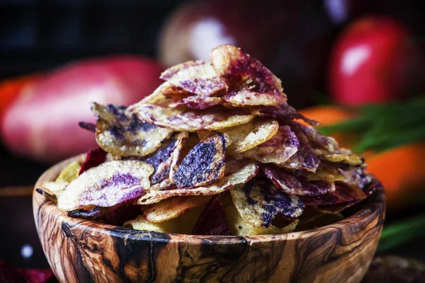 Chips Pommes Terre Violettes Rouges Dans Bol Bois Sur Fond — Photo