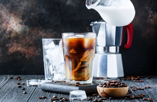 Café Com Gelo Leite Mesa Castanha Foco Seletivo Dof Raso — Fotografia de Stock