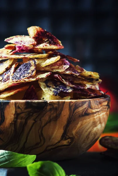 Chips Uit Paars Rood Aardappelen Houten Kom Achtergrond Van Groenten — Stockfoto