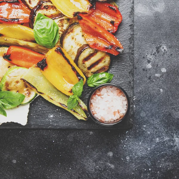 Grilled Multicolored Vegetables Aubergines Zucchini Pepper Green Basil Serving Stone — Stock Photo, Image