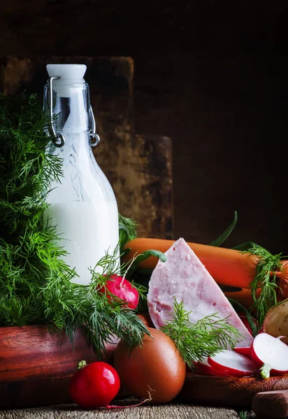 Ингредиенты Холодного Супа Овощами Травами Мясными Продуктами Старый Деревянный Стол — стоковое фото