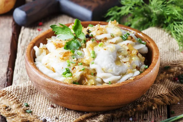 Traditionele Varik Met Aardappelen Gebakken Uien Kom Oude Houten Tafel — Stockfoto