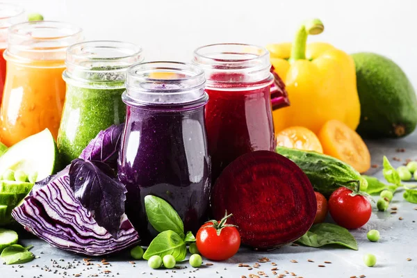 Vícebarevné Veganské Zeleninové Džusy Smoothie Skleněných Lahvích Šedou Tabulku Selektivní — Stock fotografie