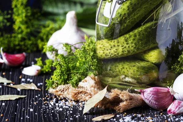 Hausgemachte Marinierte Oder Eingelegte Gurken Mit Dill Knoblauch Und Gewürzen — Stockfoto