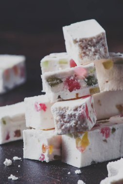 Tatlı zephyr ile birlikte marmelat, karanlık tablo, seçici odak