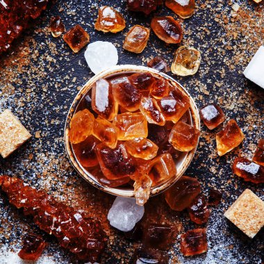 Tatlı gıda arka plan, karanlık bir arka plan, üstten görünüm üzerinde çeşitli beyaz ve kahverengi şeker