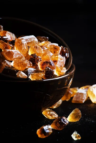 Brown Zucchero Canna Caramella Ciotola Sul Tavolo Nero Messa Fuoco — Foto Stock