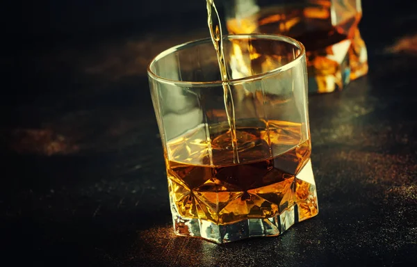 Bourbon Glazen Amerikaanse Maïs Whiskey Donker Bar Teller Selectieve Focus — Stockfoto