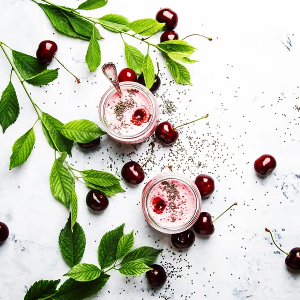 Rosafarbener Kirsch Milchshake Mit Beeren Und Chiasamen Hintergrund Aus Weißem — Stockfoto