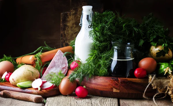 Ingredienser Til Kaldsuppe Med Grønnsaker Urter Kjøttprodukter Gammelt Trebord Selektivt – stockfoto