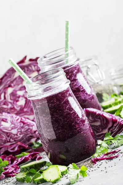 Vegetabilsk Smoothie Med Purpurkål Agurk Chia Frø Glassflasker Grått Bord – stockfoto