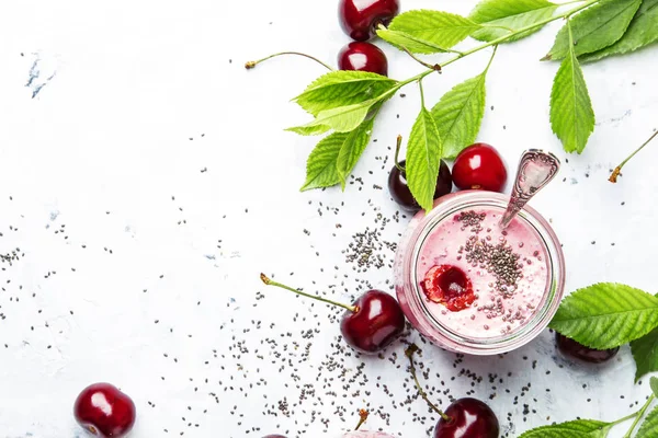 Rosafarbener Kirsch Milchshake Mit Beeren Und Chiasamen Hintergrund Aus Weißem — Stockfoto