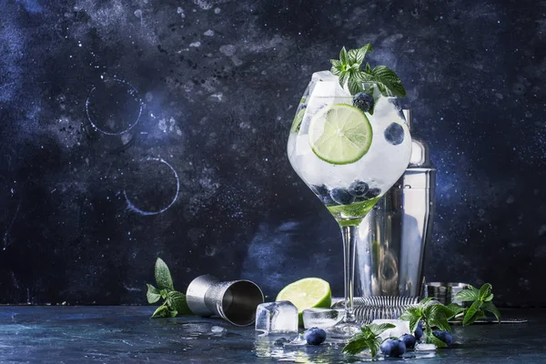 Sommer Alkoholischer Cocktail Blaubeermojito Mit Rum Grüner Minze Limette Und — Stockfoto