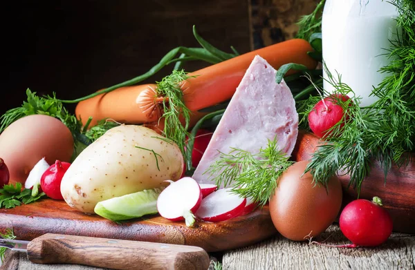 Ingredience Pro Studená Polévka Zelenina Byliny Masné Výrobky Starý Dřevěný — Stock fotografie