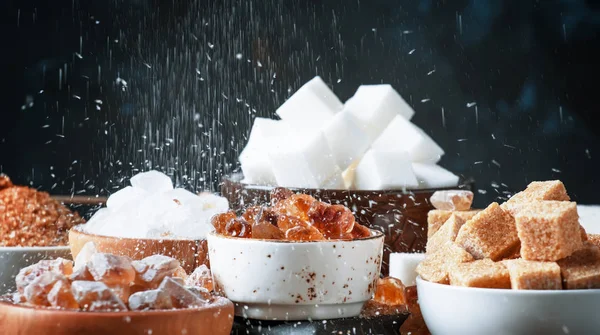 Verschiedene Zuckersorten Schalen Auf Einem Tisch Vor Dunklem Hintergrund Selektiver — Stockfoto