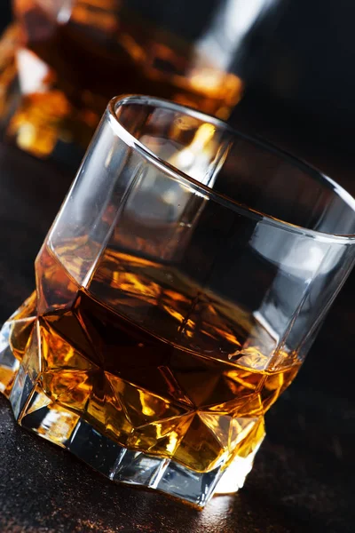 Bourbon Vasos Whisky Americano Maíz Mostrador Barra Oscura Enfoque Selectivo — Foto de Stock