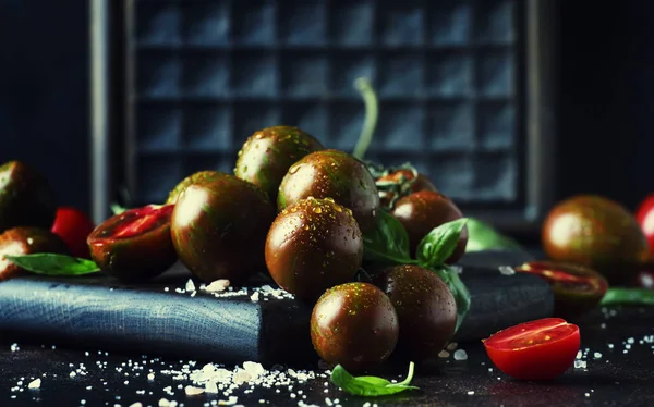 Tomates Cereja Marrom Com Sal Marinho Manjericão Verde Mesa Escura — Fotografia de Stock