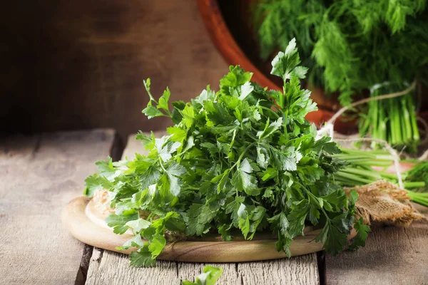 Frische Grüne Petersilie Bund Alter Holztisch Selektiver Fokus — Stockfoto