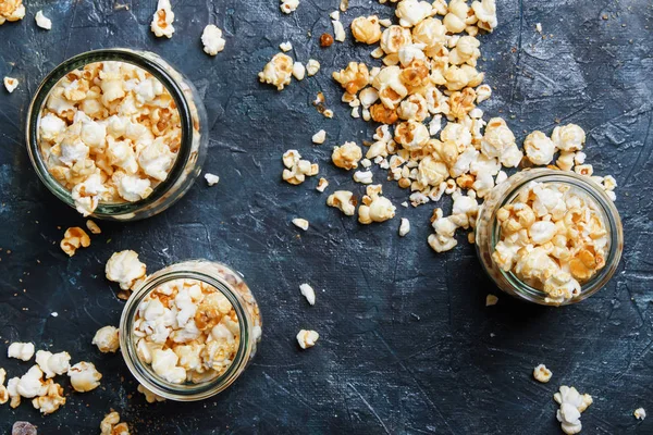 Palomitas Dulces Caramelo Frascos Vidrio Sobre Fondo Oscuro Vista Superior —  Fotos de Stock