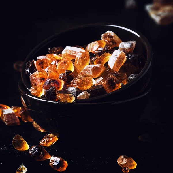 褐色糖甘蔗糖在碗在黑桌 选择性焦点 — 图库照片