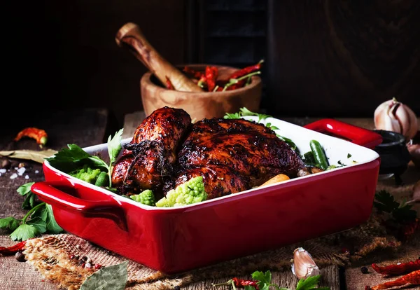 古い木製のテーブル 素朴なスタイルは 選択と集中の上で焼く赤の形で野菜の釉薬のオーブン焼きチキン — ストック写真