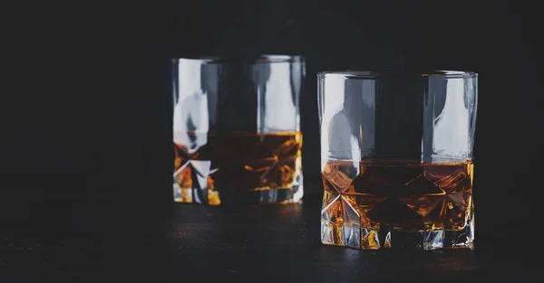 メガネ アメリカのトウモロコシのウイスキー 暗いバーのカウンター 選択的なフォーカスでバーボン — ストック写真