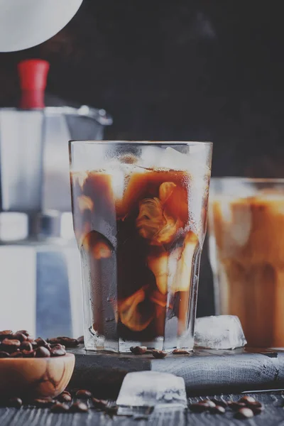 咖啡与冰和牛奶 褐色桌 选择性焦点和浅的自由度 — 图库照片