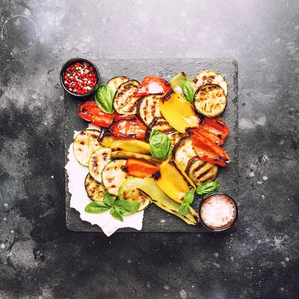 Grilled Multicolored Vegetables Aubergines Zucchini Pepper Green Basil Serving Stone — Stock Photo, Image