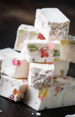 Tatlı zephyr ile birlikte marmelat, karanlık tablo, seçici odak