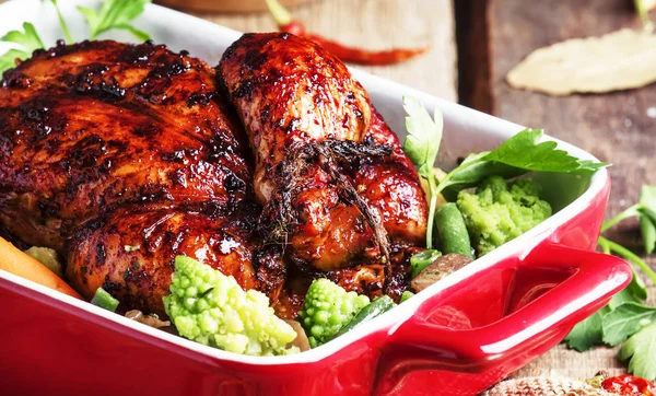 Gebackenes Huhn Glasur Mit Gemüse Roter Form Zum Backen Auf — Stockfoto