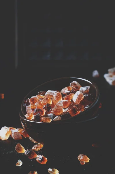 Třtinový Cukr Misce Černém Stole Selektivní Ostření Hnědá Candy — Stock fotografie