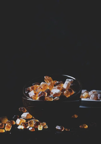 Brauner Zuckerrohrzucker Schüssel Auf Schwarzem Tisch Selektiver Fokus — Stockfoto