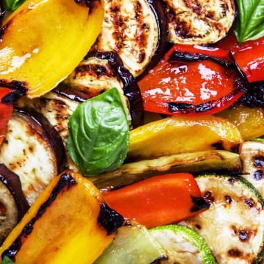 Izgara çok renkli sebze, patlıcan, kabak, biber gri arka plan üzerinde üstten görünüm taş Yönetim Kurulu hizmet üzerinde yeşil fesleğen ile