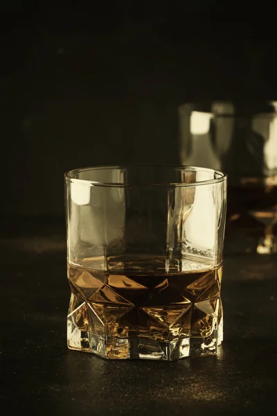 Bourbon Vasos Whisky Americano Maíz Mostrador Barra Oscura Enfoque Selectivo — Foto de Stock