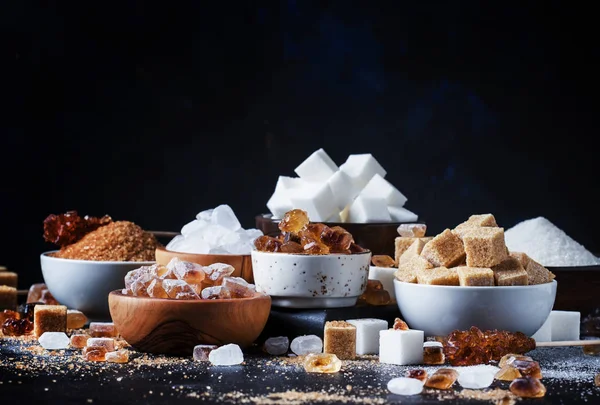 Verschiedene Zuckersorten Schalen Auf Einem Tisch Vor Dunklem Hintergrund Selektiver — Stockfoto